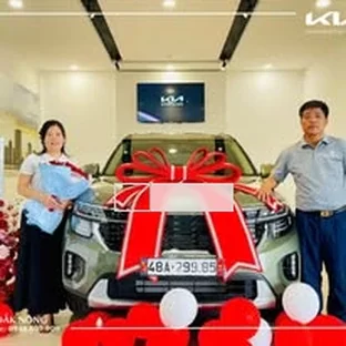 Kia Đắk Nông - Khách hàng tham khảo xe thực tế tại Krông Nô.