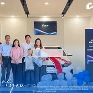 Kia Đắk Nông - Khách hàng nhận xe sau khi hoàn tất thủ tục.