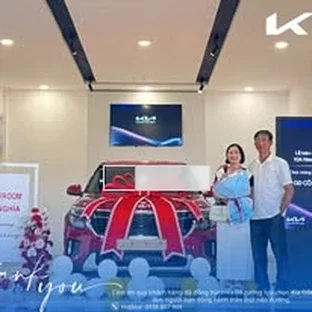 Kia Đắk Nông - Khách hàng nhận xe sau khi hoàn tất thủ tục.