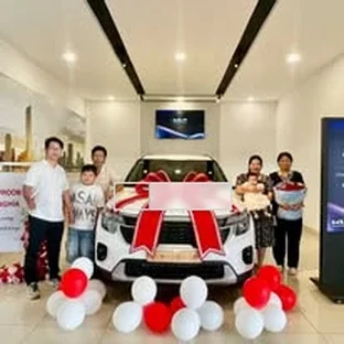 Kia Đắk Nông - Hỗ trợ khách kiểm tra xe trước khi nhận.